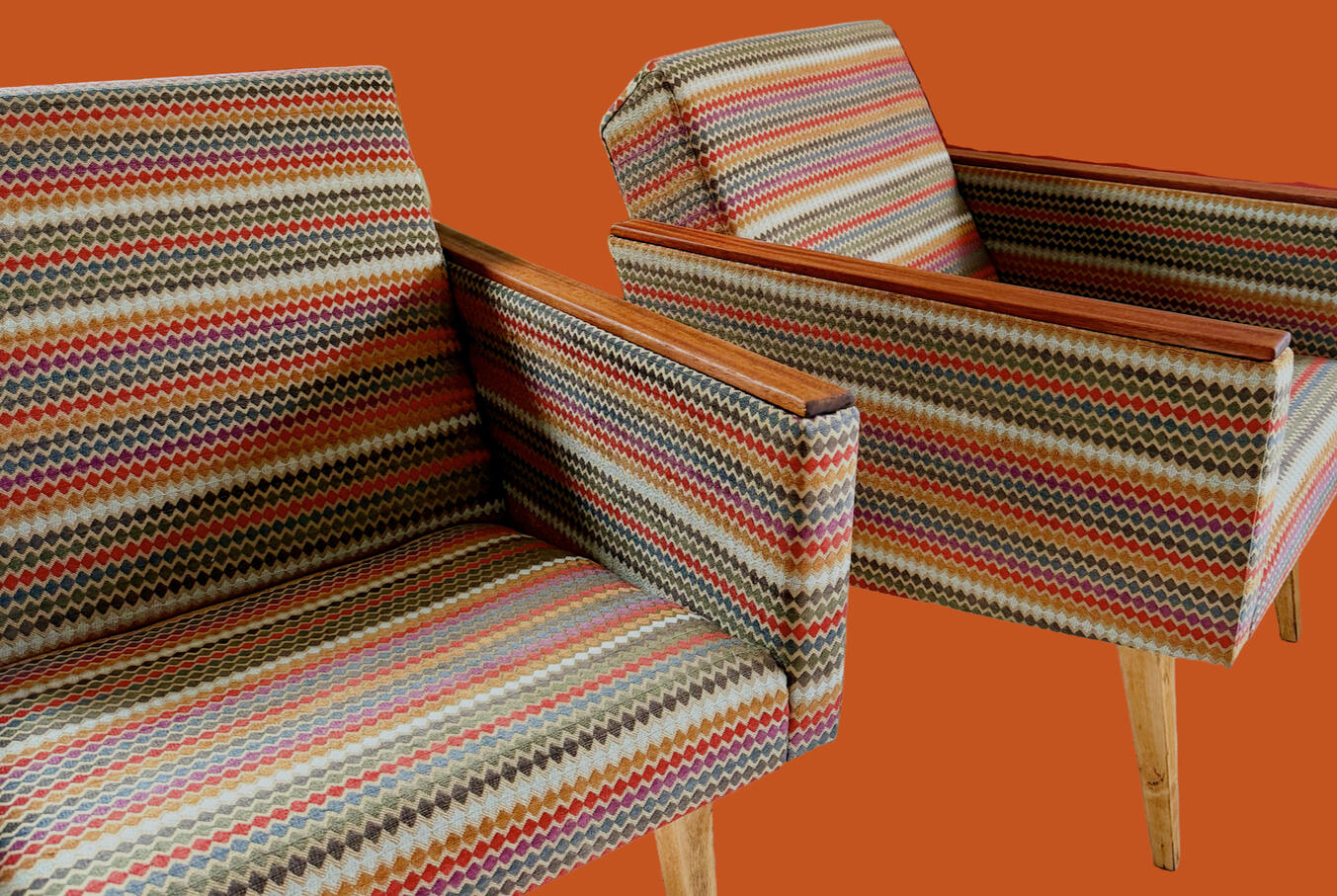 Nojatuoli käsinojilla (vaahtomuovien ja vanujen uusiminen, verhoilu, puuosien käsittely) 500€/tuoli. Kangasmenekki 1,9m/tuoli.